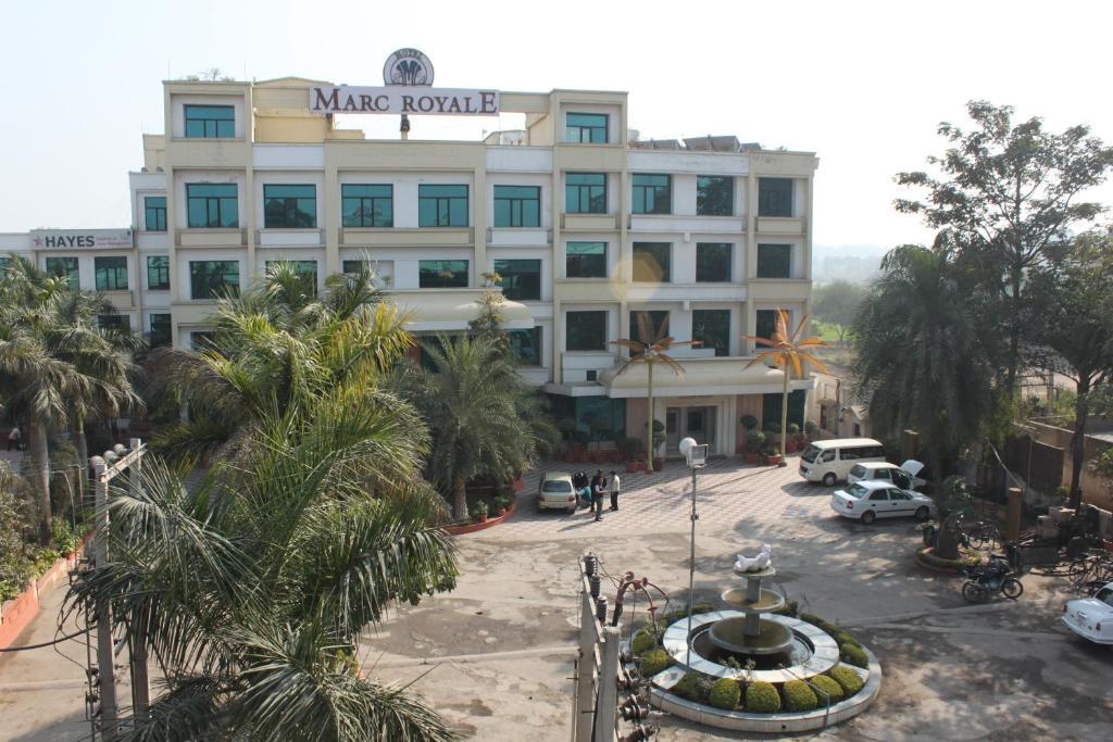 Marc Royale Hotel Zirakpur Esterno foto